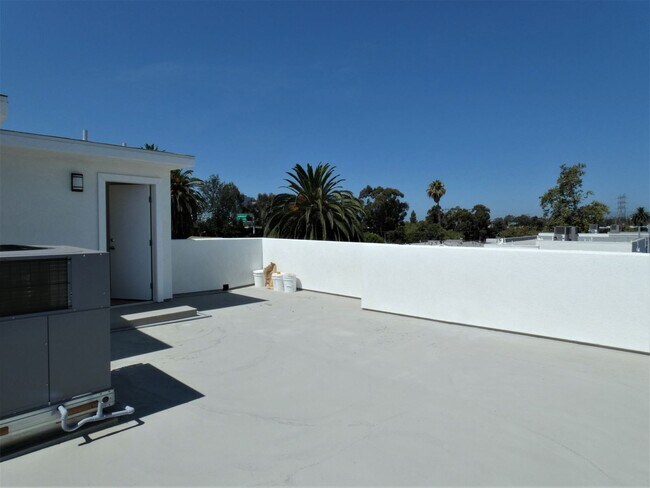 Building Photo - 2416 Carmona Ave