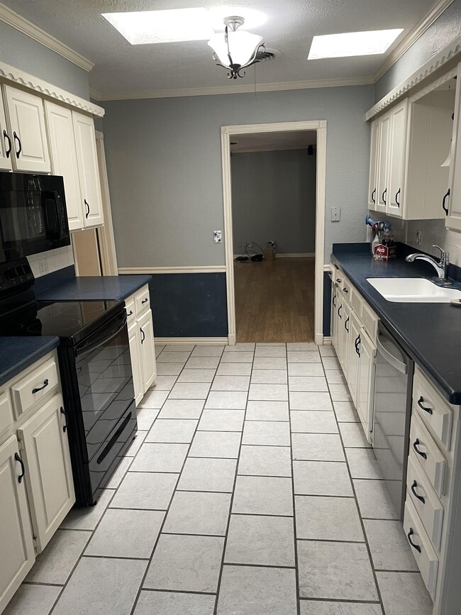 Building Photo - 7603 Canode Dr