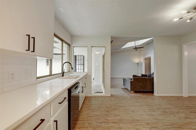 Building Photo - 8001 Ceberry Dr