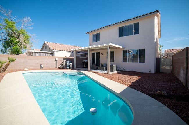Building Photo - Beautiful home with POOL and spa located n...
