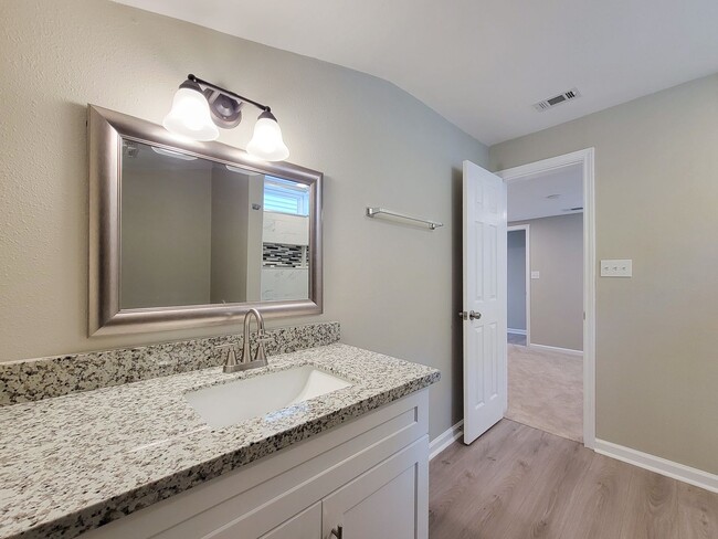 Building Photo - BEAUTIFUL REMODELED 3 BEDROOM 2 BATH IN LA...