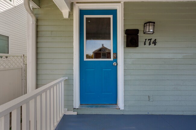 Building Photo - 174 Grove Ave