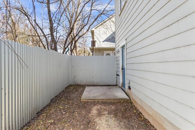 Building Photo - 1210 E M. Franklin Ave