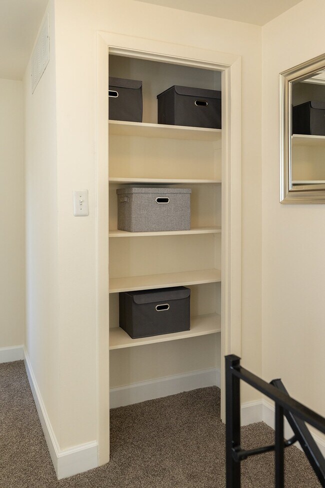Building Photo - Walnut Grove Townhomes*
