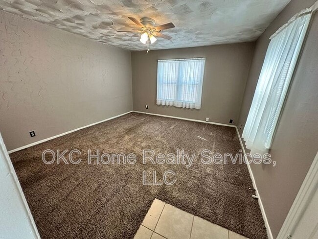 Building Photo - 4913 N Willow Ave