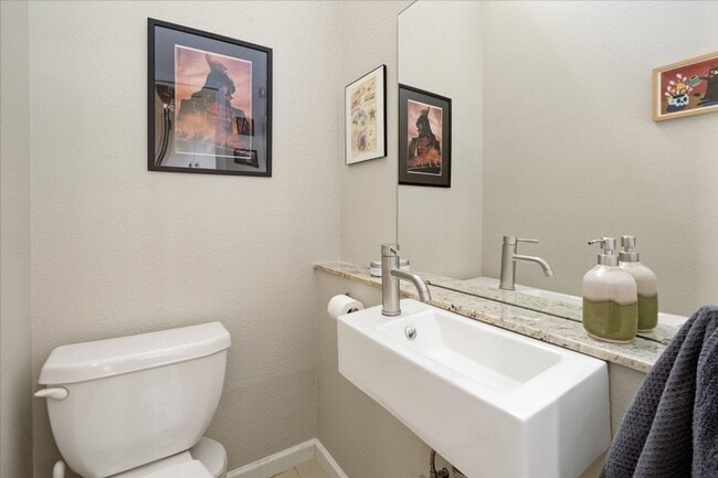 Building Photo - 2Bd/1.25Ba Seattle Townhouse