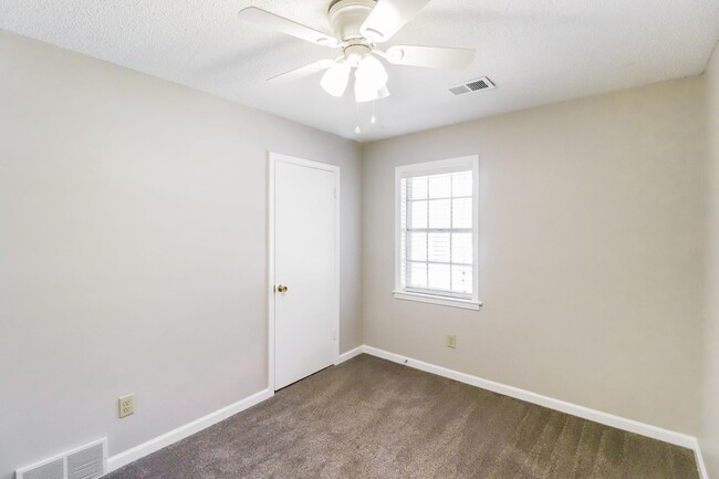 Building Photo - 1065 Llano Cove
