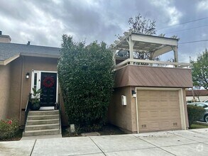 Building Photo - Willow Glen Townhome with Gorgeous Patio