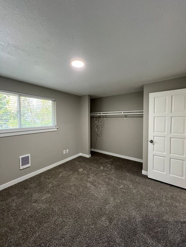 Building Photo - Updated 2BD/1BA Townhome- Move-In Ready Just in Time for Summer!