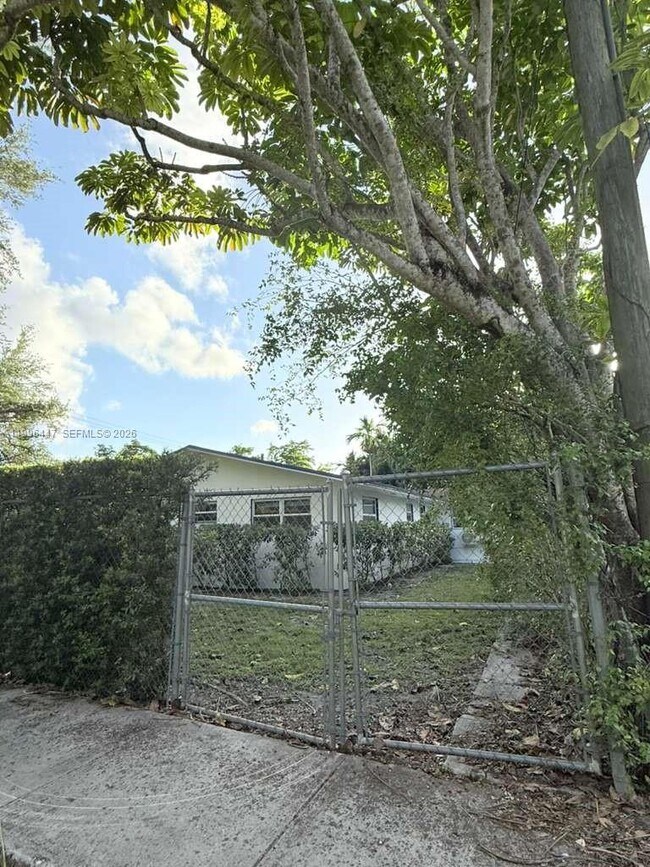 Building Photo - 325 NE 131st St