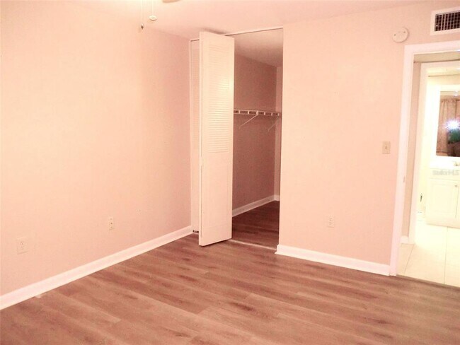 Building Photo - 206 Andover Pl N