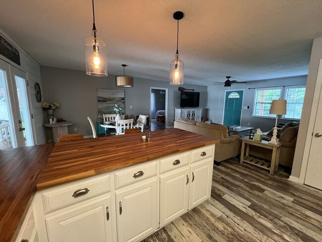Building Photo - Slice of Paradise: 3-Bedroom, 2-Bathroom Fully Furnished Waterfront Rental