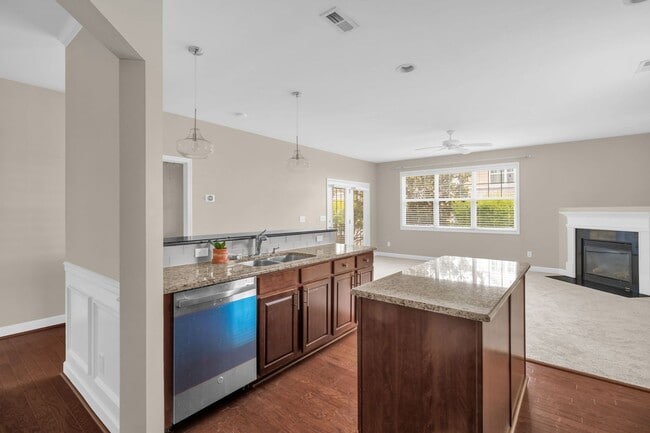 Building Photo - Beautiful Maintanance-Free 3 bedrooms 3 FU...
