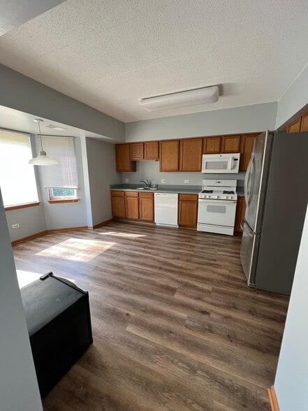 Building Photo - 943 Elderberry Cir