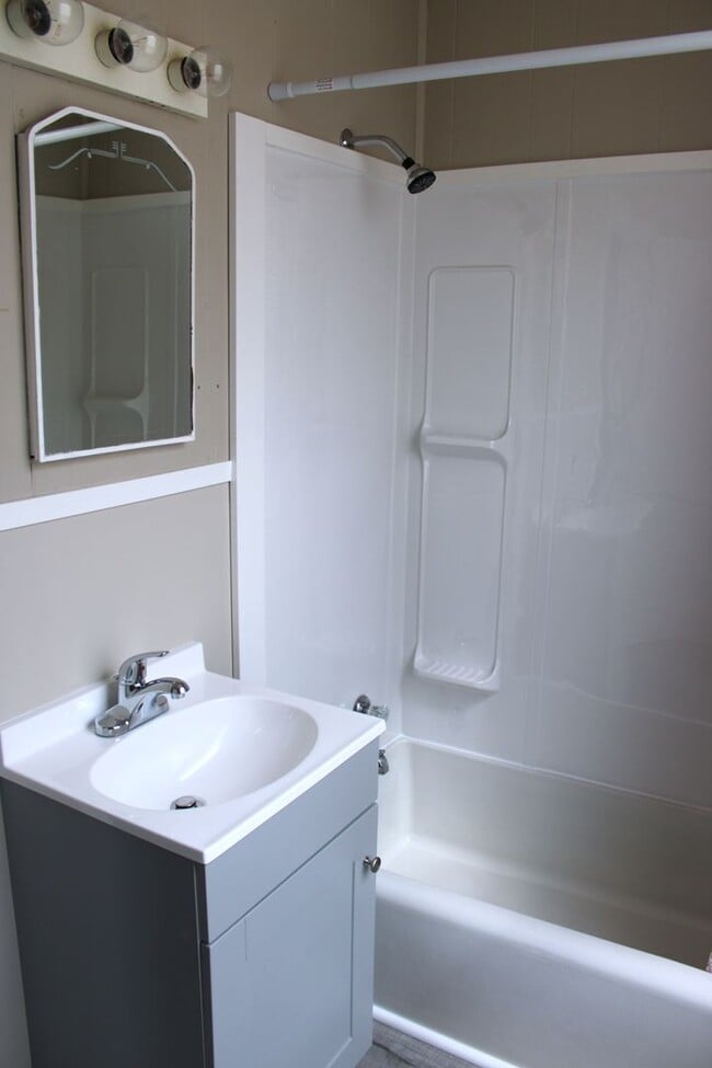 Building Photo - 975 Church St