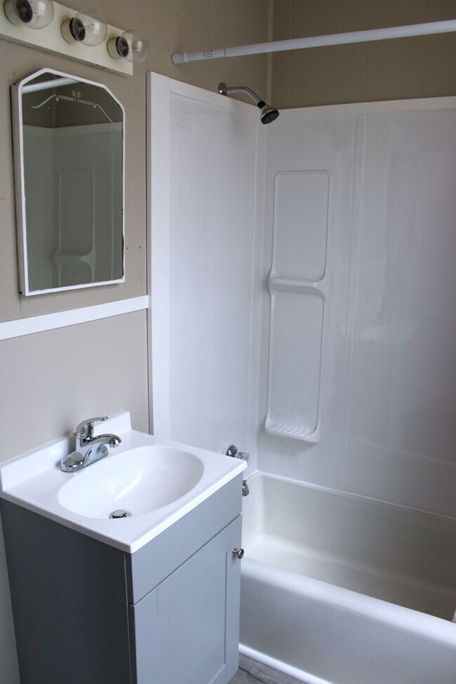 Building Photo - HOUSE, $1600/month plus utilities; TWO Bath!