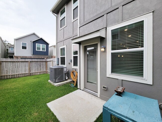 Building Photo - A true gem on a quiet corner lot, this spacious and sun-filled home is tucked away from street no...