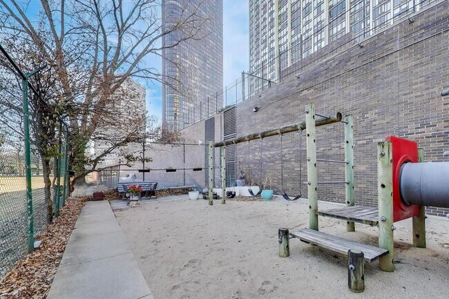 Building Photo - 5455 N Sheridan Rd