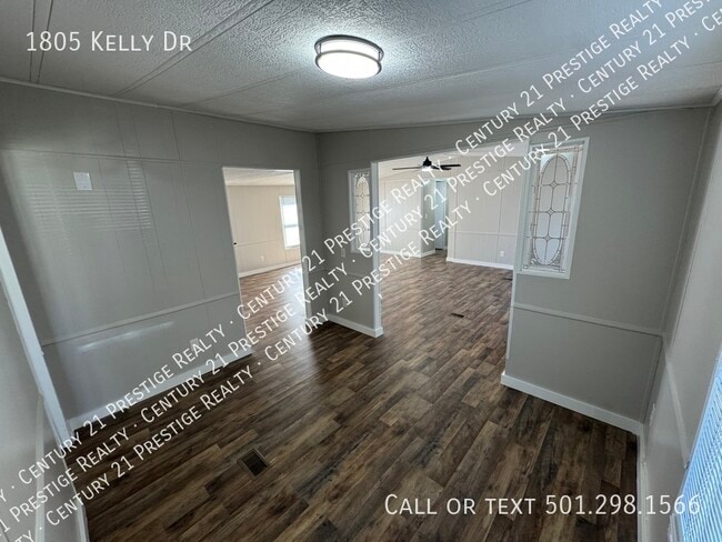 Building Photo - 1805 Kelly Dr