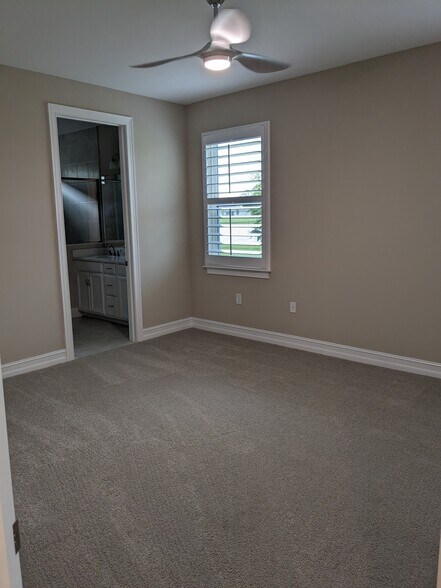 Primary Bed en suite, Plantation shutters - 419 Ibiza Loop