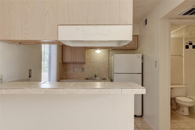 Building Photo - 105 E 38th St