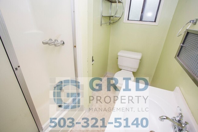 Building Photo - Spacious Two Bedroom Home with Backyard - N Portland!