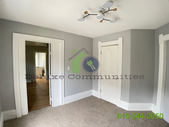 Building Photo - 1 Bed, 1 Bath Upstairs Unit - Move in Ready!