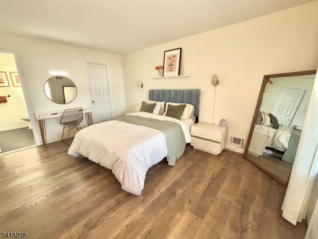 Building Photo - 702 Pinehurst Ct