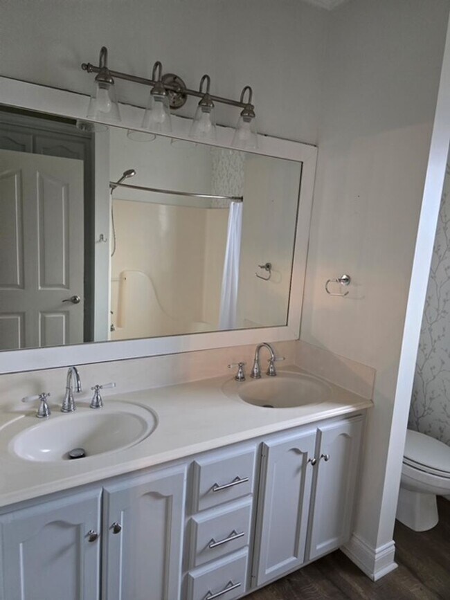 Building Photo - 3 bed 2 bath