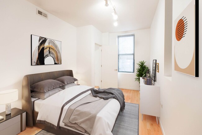 Building Photo - Video Tour- Wicker Park Large Top Floor 1 Bed (Big Enough For A King), w/Great Sound Insulation, ...