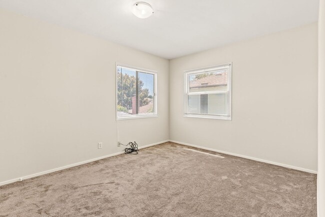 Building Photo - Charming San Leandro Duplex: 2 Bed w/ In-unit Laundry & Off-street Parking