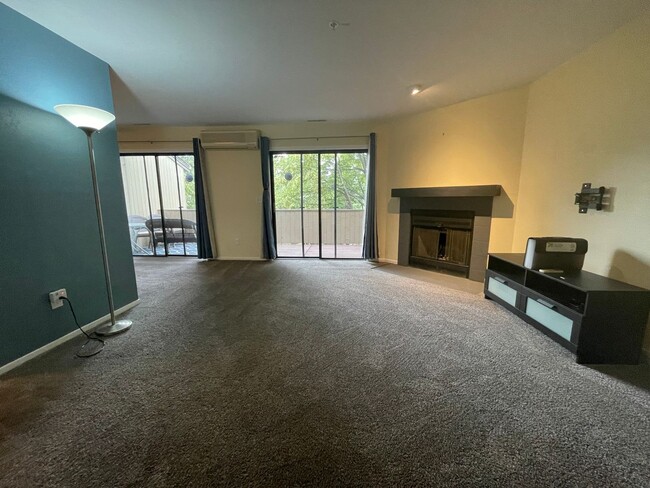 Building Photo - Quiet 1B/1B North Boulder Condo - Availabl...