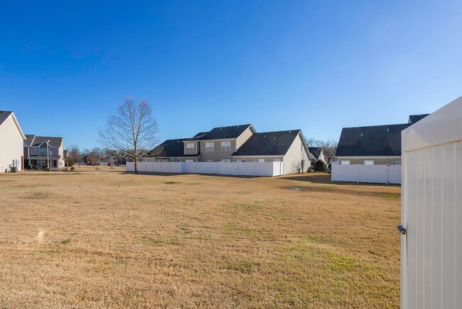 Building Photo - Newly Updated Townhome in Murfreesboro!