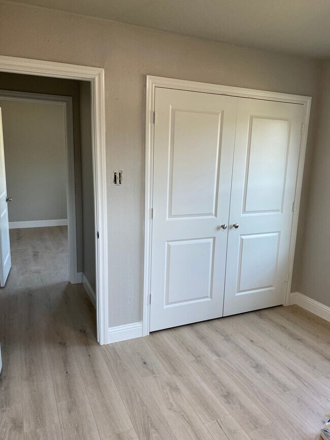 Building Photo - 807 Raleigh Cir
