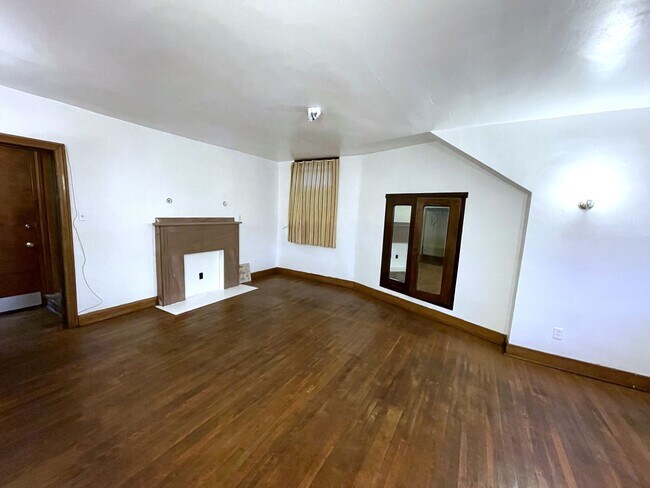 Building Photo - 409 S Pacific Ave