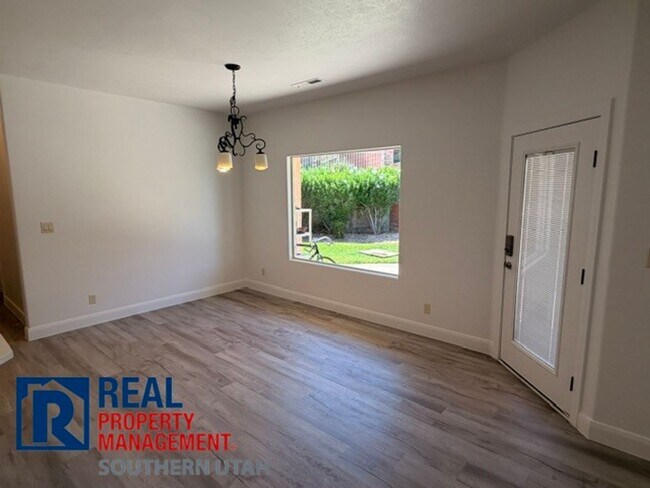 Building Photo - Legacy Townhome