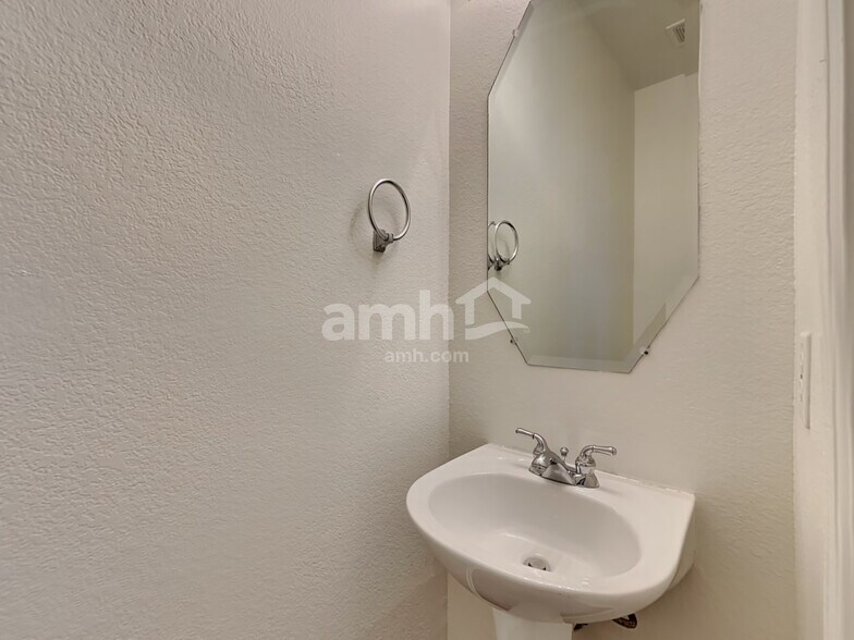 Building Photo - 1140 Jamie Dr