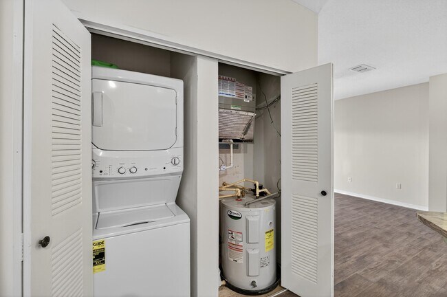 Building Photo - 625 Fairway Dr