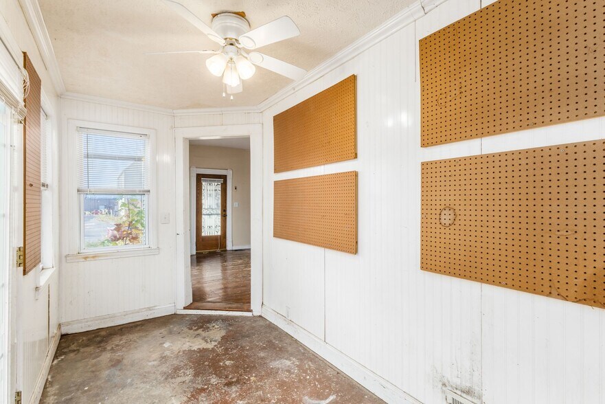 Building Photo - 2402 East Ave