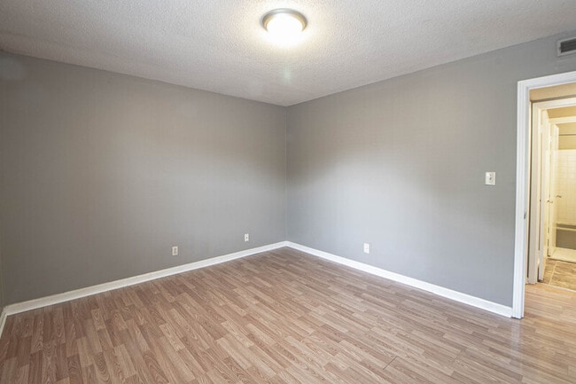 Building Photo - 807-A Golfview Place