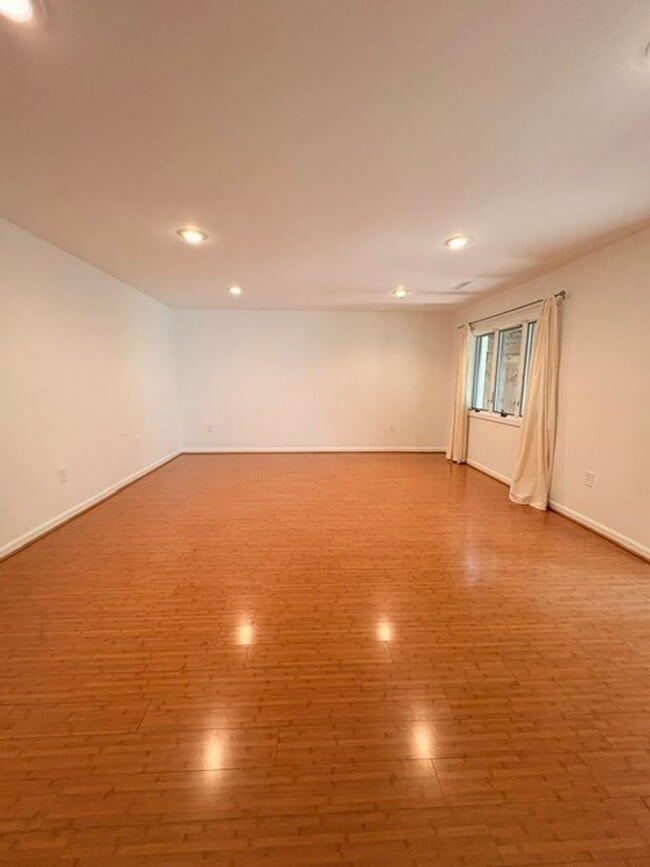 Building Photo - 2071 Golf Course Dr