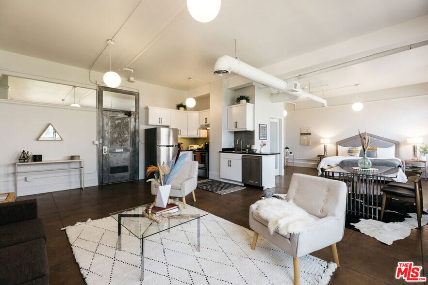 Building Photo - 108 W 2nd St