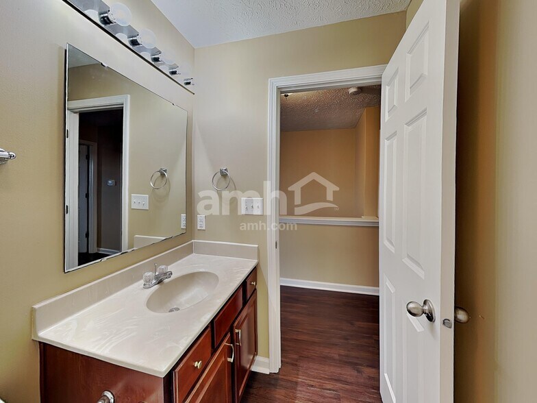 Building Photo - 942 Sheets Ct