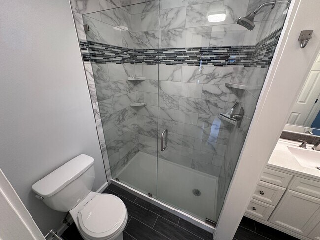 Building Photo - Fully Updated Townhouse in Mid-Town Ft Collins - Available Now!