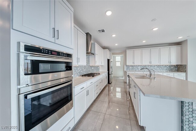 Building Photo - 1038 Delbrook Ave