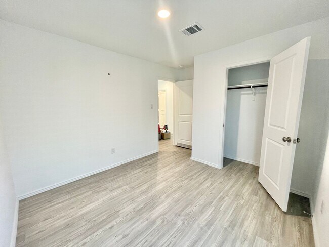 Building Photo - Beautiful 1 Story Home!