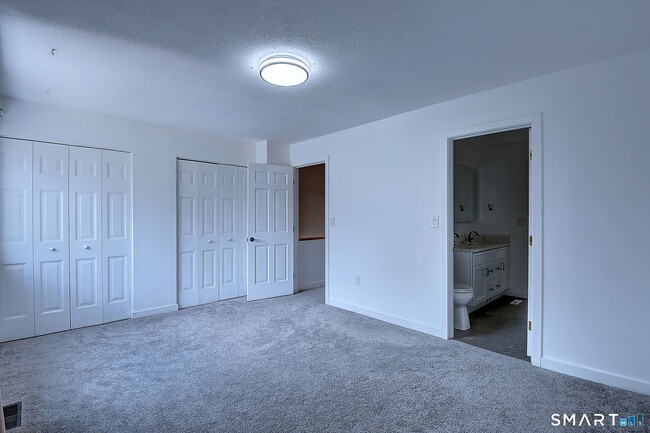 Building Photo - 32 Farmington Chase Crescent