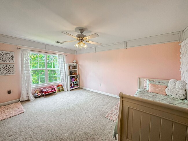 Building Photo - Fantastic 4 Bed 2.5 Bath Single Family Hom...