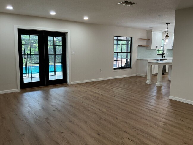 Building Photo - Remodeled 3BR/2BA Home with Pool & Screene...