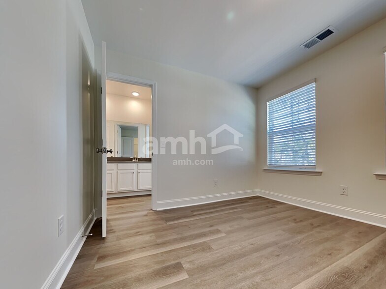 Building Photo - 1954 Weeping Cypress Dr